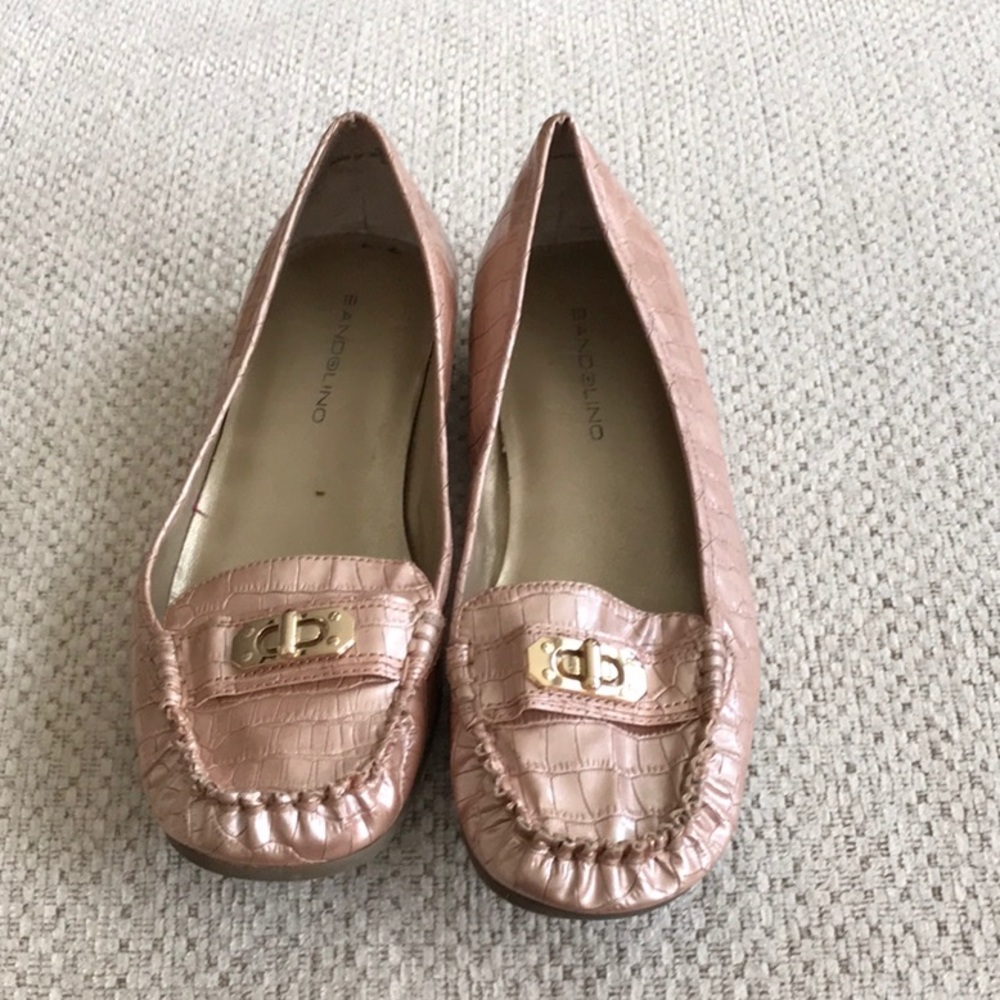 Bandolino pink croc skin loafer.